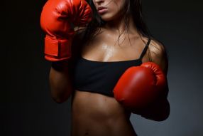 Фотообои девушка в боксерских перчатках