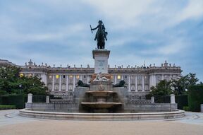 Фотообои Конная статуя на фоне дворцового фасада